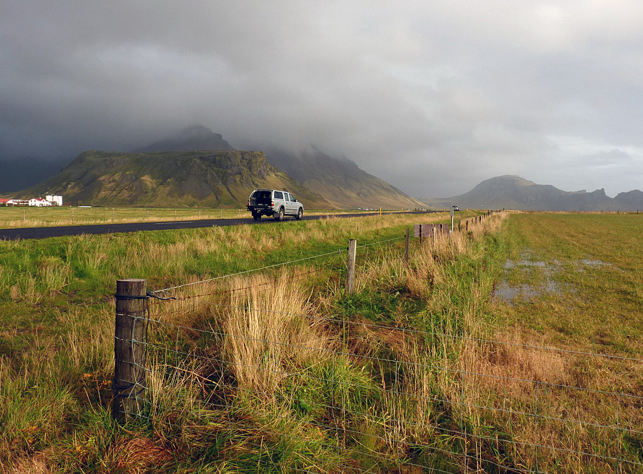A szigetet körbekerülő 1. számú országos főút Izland fő közlekedési ütőere. Az 1339 kilométer hosszú, legtöbb szakaszán 2 x 1 sávos út mára szinte teljes hosszában szilárd burkolatot kapott, és így minden évszakban átlagos személyautókkal is végigjárható. Ez a turizmus fő útvonala is, mivel sok híres idegenforgalmi célpont található mellette, illetve a közelében