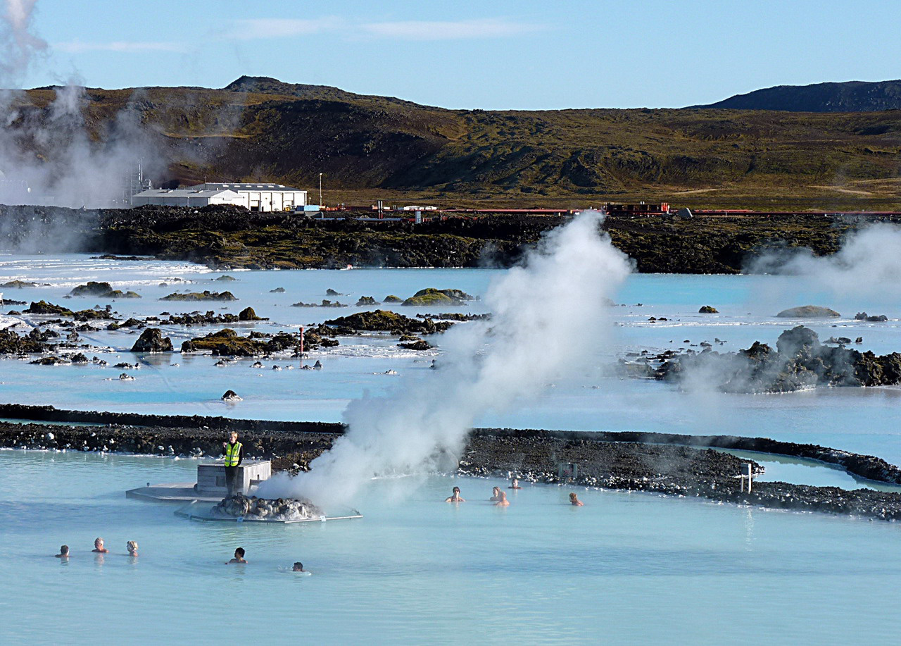 Aki repülőgéppel utazik el Izlandról, semmiképp ne hagyja ki a leghíresebb termálfürdőt, a repülőtértől 13 kilométerre található Kék Lagúnát. A strandot egy geotermikus erőmű által hasznosított termálforrásból táplálják, a 38 fokos, gyógyvíz mellett az aljzatra leülepedett iszaprétegnek is gyógyító hatást tulajdonítanak. A fürdőzők a medencébe telepített bárokból vételezett itallal belülről is átmelegíthetik magukat, így az utazók között a népszerűsége töretlen. Akárcsak Izlandé, a nagykerekű gleccserjárók csodálatos kis országáé
                        