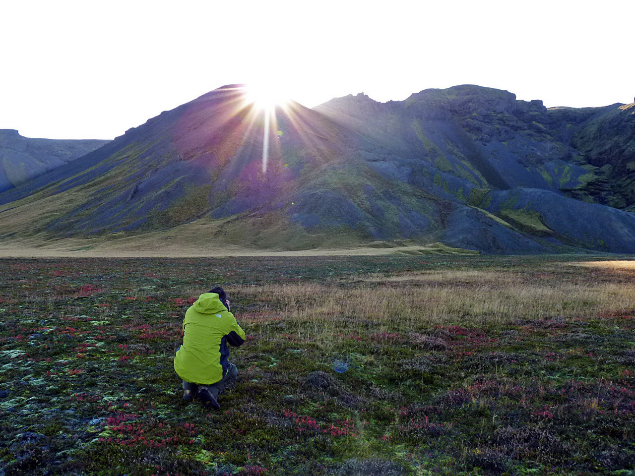 Az éltető Nap bekukkant a völgybe. Izland közvetlenül az Északi-sarkkör alatt fekszik, amiből az következik, hogy nyáron a nappalok nagyon hosszúak, szinte nincs is éjszaka, télen viszont 24 órából húszban a félhomály és a sötétség az úr. Reyjkjavíkban messze földön híres partykkal veszik fel a harcot a fényhiányos depresszió ellen