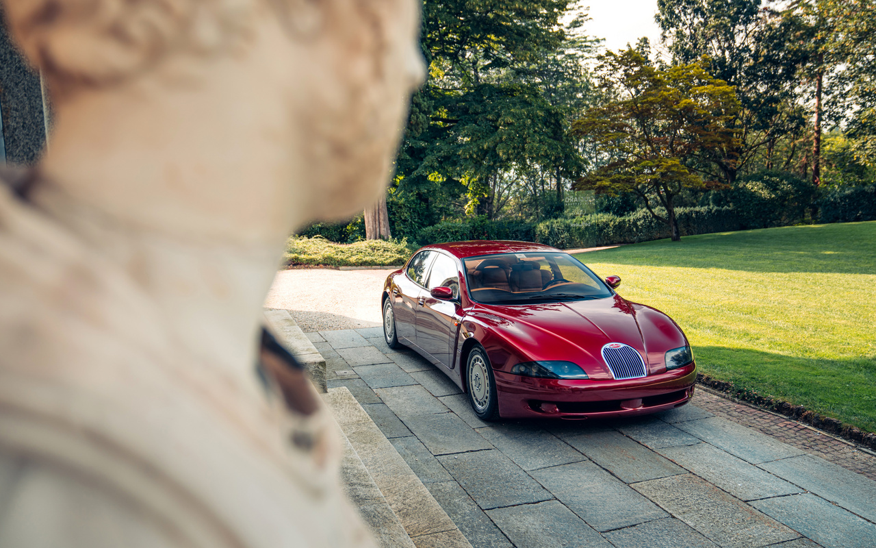 85 éves Giorgetto Giugiaro, a Bugatti EB112 pedig az ő munkája olyan szempontból is, hogy még a prototípust is az Italdesign Giuguaro építette 1993-ban.