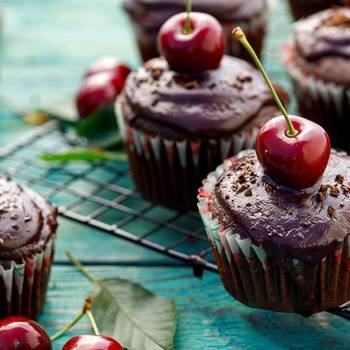 Duplán csokis, meggyes muffin: a tetejére fényes máz kerül