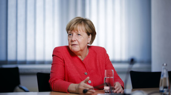 Még mindig a német adófizetők állják Angela Merkel milliókba kerülő sminkjét