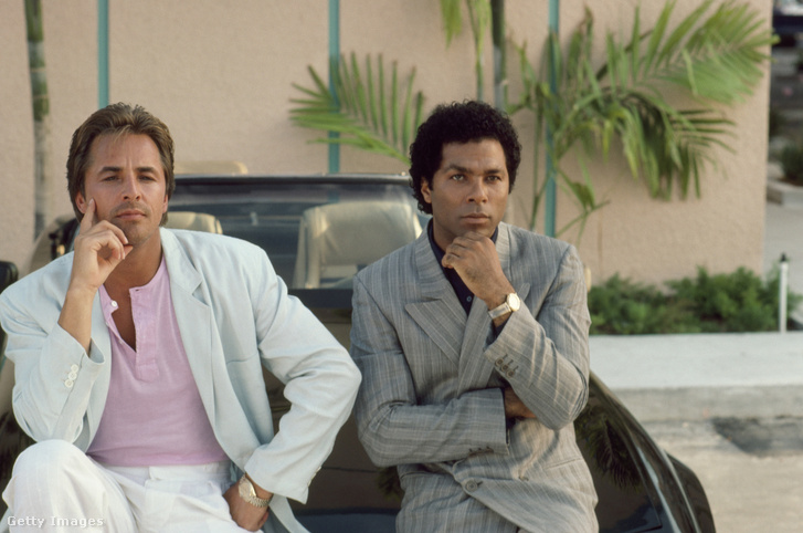 Milyen autóval járt a Miami Vice-ban Sonny Crockett nyomozó, miután egy érdekes replikával gondja akadt a sorozatot gyártó stúdiónak?