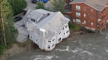 Videón, ahogy az áradásokban összeomlik egy ház