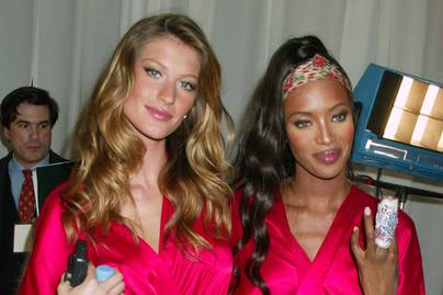 Naomi Campbell és Gisele Bündchen szexi fehérneműkbe bújtak: a Victoria's Secret új kampányának arcai lettek