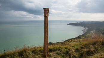 Titokzatos totemoszlop tűnt fel a brit tengerparton