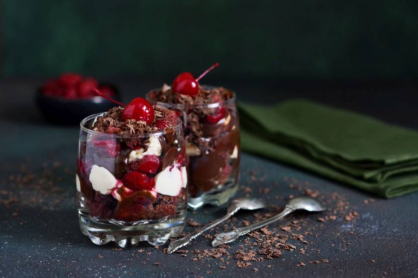 Hűsítő csokis-meggyes Fekete-erdő pohárkrém: a népszerű torta egyszerű, nyári változata