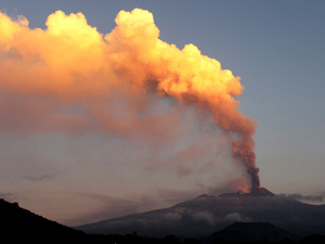 Kitört az Etna, lezárták a légteret