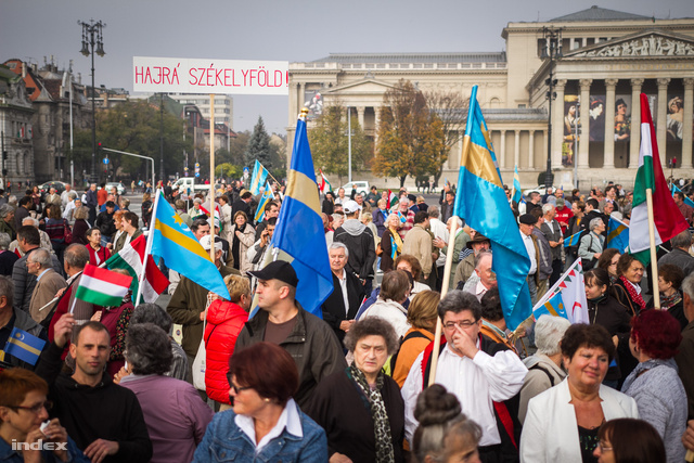 Résztvevők gyülekeznek a Hősök terén a Székelyek nagy menetelése elnevezésű, a háromszéki rendezvénnyel egy időben megrendezésre kerülő budapesti demonstráció helyszínén.