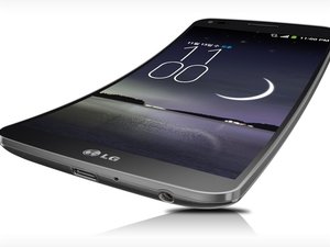 Itt az LG hajlított képernyős mobilja