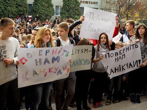 Több száz diák tiltakozott az őszi szünet elhalasztása miatt