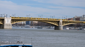 Leugrott az Operaház művésze egy budapesti hídról