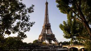 Riadalom Párizsban, bombariadó miatt evakuálni kellett az Eiffel-torony környékét