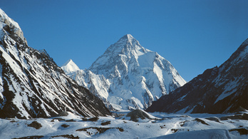 Több tucat hegymászó hagyta magára a K2-n meghalt serpát