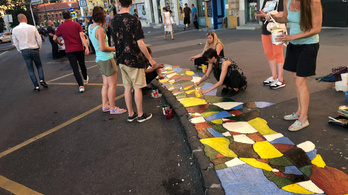 Lecsapott a rendőrség a járdát festő Magyar Kétfarkú Kutya Pártra