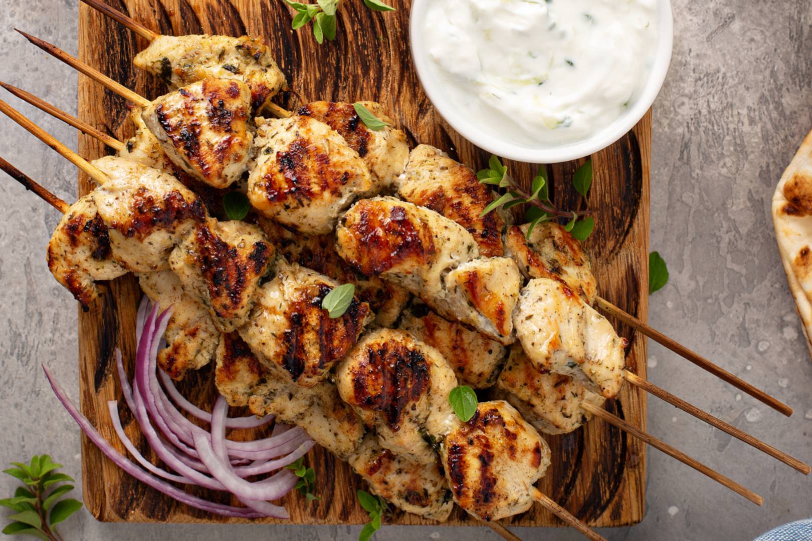 Fűszeres görög csirkenyárs, avagy szuvlaki: vajpuha és szaftos lesz a hús
