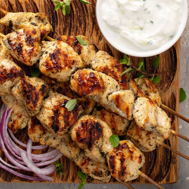 Fűszeres görög csirkenyárs, avagy szuvlaki: vajpuha és szaftos lesz a hús