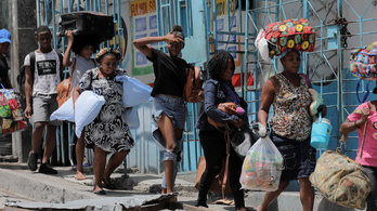 Ezrek menekültek el Haiti fővárosából