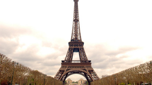 Ejtőernyővel ugrott le egy férfi a párizsi Eiffel-toronyról, őrizetbe vették