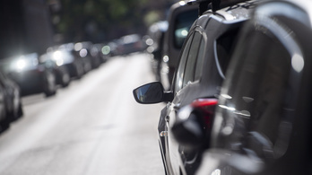 Hadat üzen a járdán parkoló autóknak a józsefvárosi önkormányzat