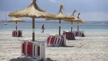 Turistariasztó táblákat tettek ki Mallorca népszerű strandjain