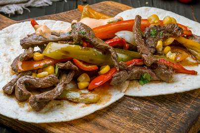 Tartalmas fajitas roppanós paprikával: mexikói ebéd gyorsan és egyszerűen