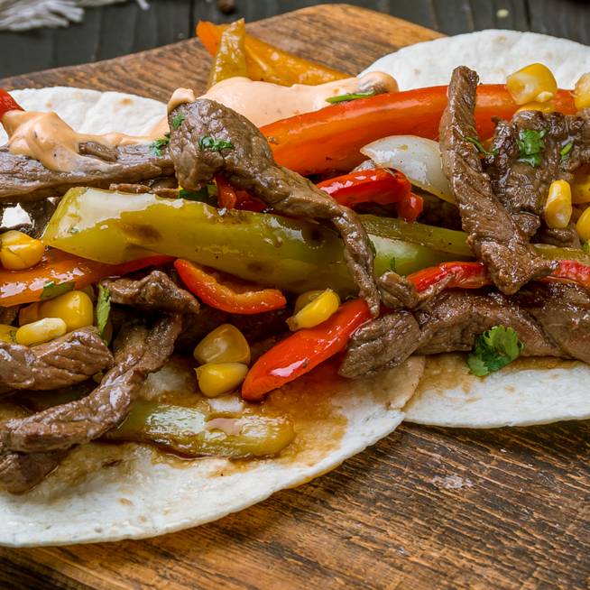 Tartalmas fajitas roppanós paprikával: mexikói ebéd gyorsan és egyszerűen