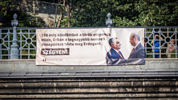 A Momentum szégyennek tartja, hogy Orbán Viktor Erdogant látja vendégül a legnagyobb nemzeti ünnepünkön