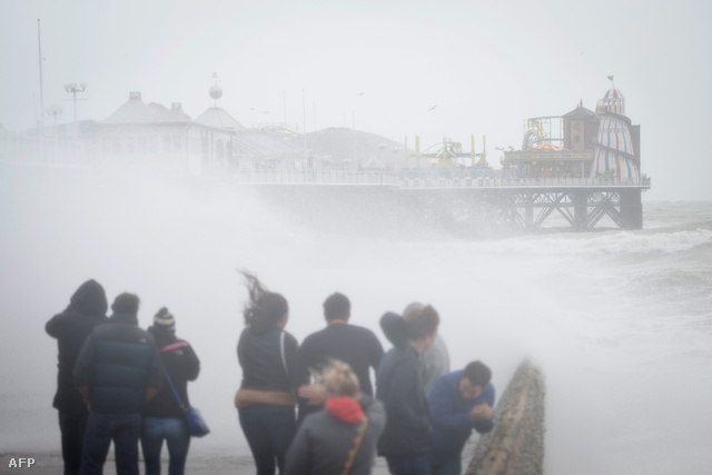 Nagy-Britannia nagy részén leállt a vasút hétfő reggel az óriásvihar ékezése miatt. Az ország délnyugati részében hétezer háztartás maradt áram nélkül. Brighton tengerpartján vasárnap délután még látványosság volt az érkező vihar miatt szokatlanul nagy hullámzás.