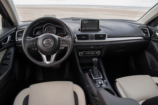 Sokféle anyag és felület találkozik a Mazda műszerfalán, de a minőség abszolút rendben van