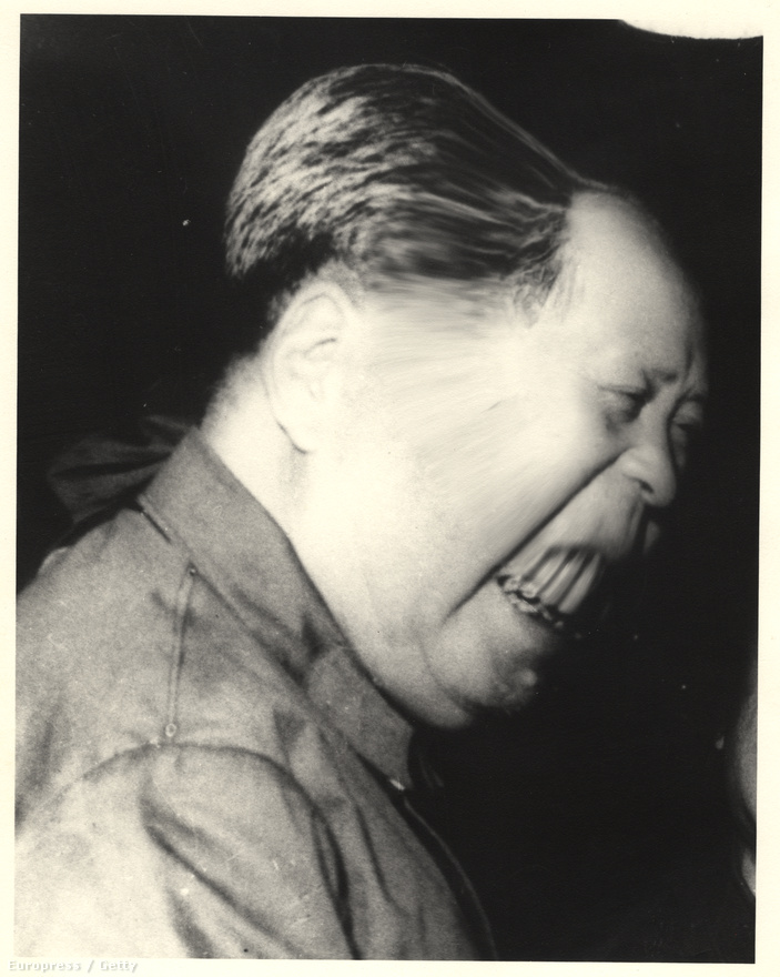 Mao Ce-tung (1893–1976) torz mosolya. Weegee szerette, hogy hatalma van az anyag felett. A torzításhoz leggyakrabban hajlított üveglapot rakott a negatív és a fotópapír közé az előhíváskor, de számtalan módszerrel kínozta még a negatívjait: megégette, szétvagdosta, összeragasztózta és forró vízben is forralta őket a sötétkamrában. 