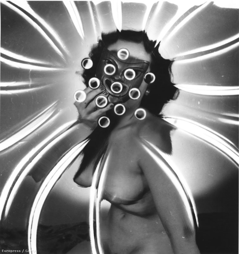 Meztelen nő farsangi maszkkal, Weegee New York-i stúdiójában. Az ötvenes évek végétől filmekkel is foglalkozott. Segített például Stanley Kubricknak is néhány speciális effekttel.