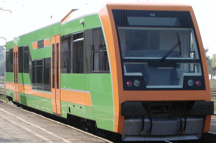  A PESA és a lengyel vasútijárműgyártás újkori történetének első modern járműve a 2001-ben bemutatott Partner fantázianevű sínbusz volt. Ekkoriban a teljes lengyel mellékvonali hálózaton összesen hat sínbusz közlekedett. Így nem csoda, hogy a Partner hatalmas minőségi ugrás volt a kevés megmaradt mellékvonalon