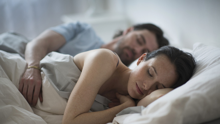 Jobboldalt kell aludnia az ágyban a férfinak? Ha igen, miért nem?