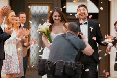 Sok pár nem örülne, ha ilyen képek készülnének az esküvőjén – A fotósnak esze ágában sincs tökéletes felvételeket lőni