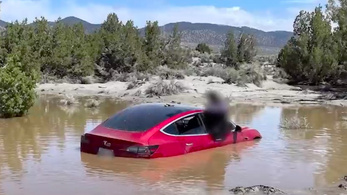 Vízbe fullasztott egy Tesla Model 3-at az önvezető rendszere, a sofőr perelne