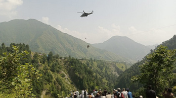 Katonai helikopterrel mentettek ki gyerekeket egy meghibásodott libegőről