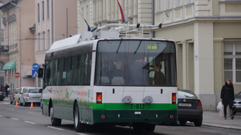 Lerobbant a troli Szegeden, a busz utasai tolták tovább