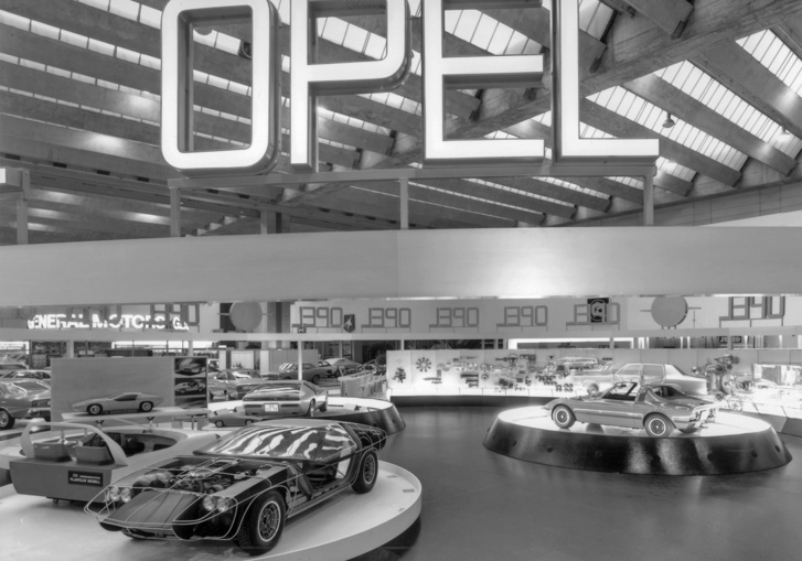 Íme az 1969-es IAA-n berendezett Opel stand. A kép bal oldalán, alul láthatóak cikkünk itt színre lépő főszereplői
