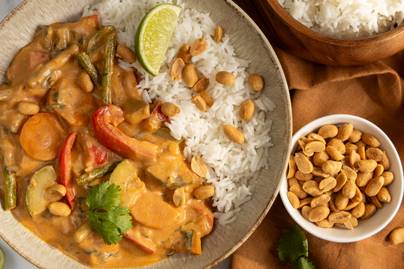 30 perces mogyoróvajas curry: zöldséges változatot mutatunk