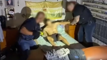 Csonkítással fenyegette meg a nagykátai rendőrnőt, nem sokkal később a saját ágyában bilincselték meg