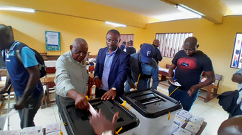 Kijárási tilalmat és internetkorlátozást rendeltek el a választásokat tartó afrikai országban