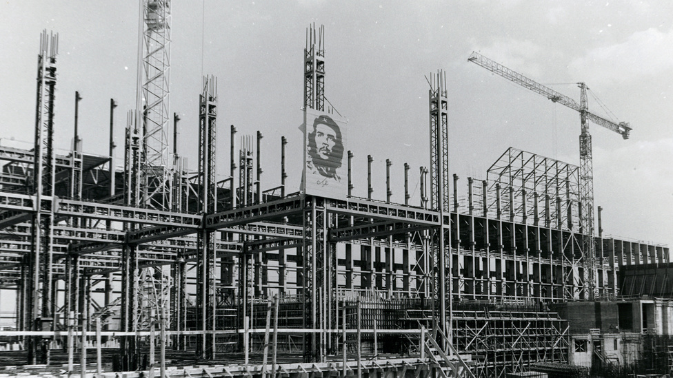  A Paksi Atomerőmű területén megkezdték az egyes számú reaktorblokkot körülzáró falcellák építését, ezzel egyidőben szerelik a laboratórium épületének szerkezetét is. Az előtérben a bolíviai születésű Che Guevara kubai partizánvezér arcképe látható. 