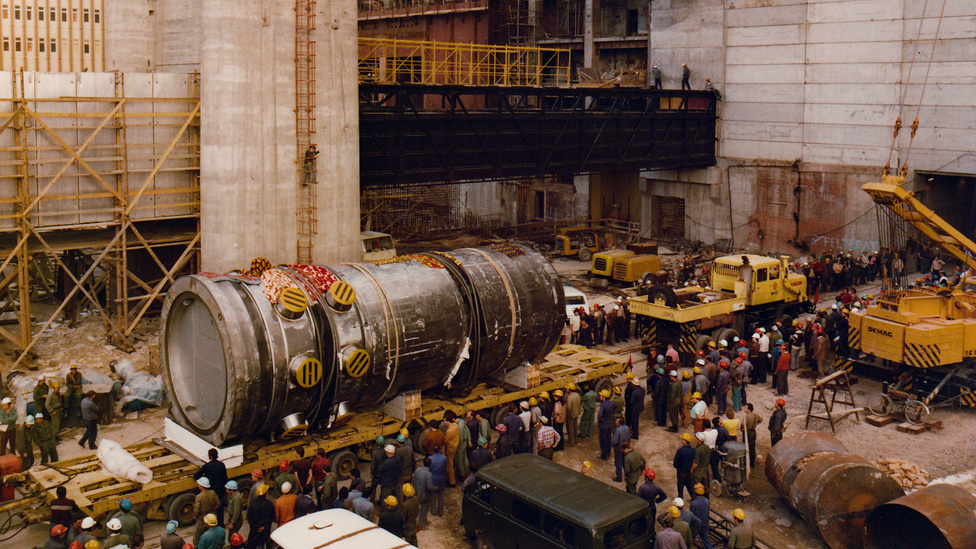 1981 július. A II-es számú reaktor érkezése. Az újabb reaktor 1984. szeptember 6-án lépett működésbe. Nem állt le a bővítés a csernobili atombaleset után sem. A tragédia után fél évvel, 1986 szeptember 28-án indult meg a III-as, alig egy évre rá a IV-es reaktor. 