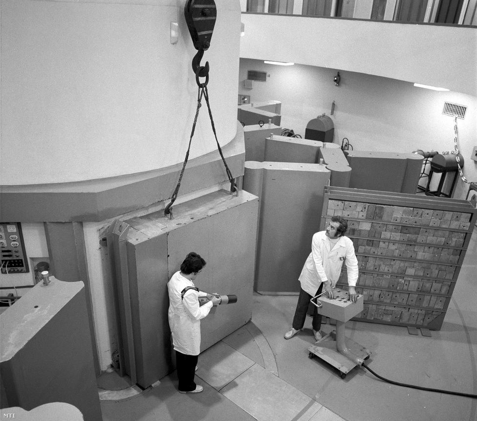 Paks, 1976. február 4. A Budapesti Műszaki Egyetem Tanreaktorának munkatársai a különféle betonfajták sugárvédő tulajdonságait ellenőrzik, hogy kiválasszák a Paksi Atomerőmű reaktortömb építésére alkalmas típust. Az erőműben alkalmazott nehézbeton térfogatsúlya kétszerese a hagyományos betonnak.