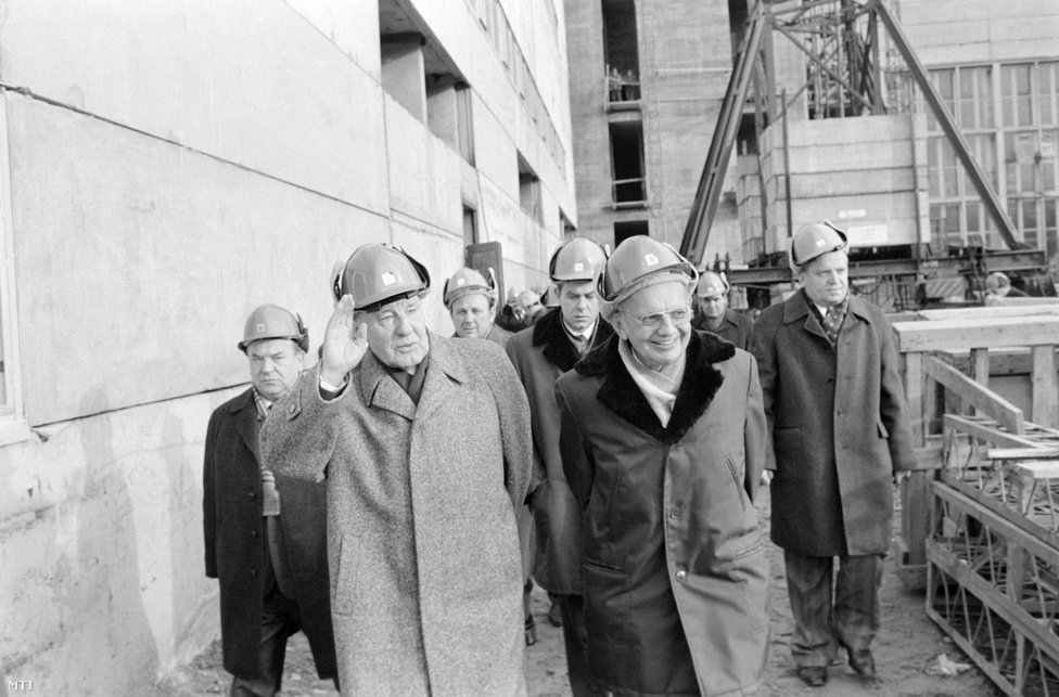 1979. decembere. A Paksi Atomerőmű építkezésén Kádár János az MSZMP Központi Bizottságának első titkára integet a dolgozóknak.