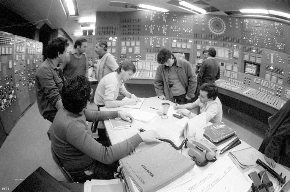 1987. március 22. Indítás előtti megbeszélés a Paksi Atomerőmű IV-es blokkjának úgynevezett melegjáratása előtt. A harmincöt napig tartó munkában - mely március 20-án kezdődött - a primerkört és a hozzá tartozó fő egységek többszáz vizsgálatát végzik el. Az üzembe állítás 1987. augusztus 10-én jön el.
                        