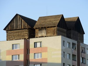 Kassán faházakat tettek a panel tetejére
