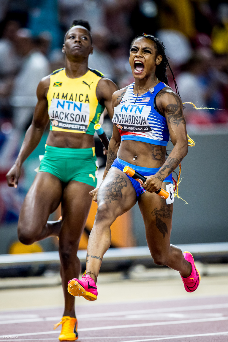 A női 4x100 m-es váltó befutói: a győztes amerikaiak záró sprintere, Sha'Carri Richardson mellett a második jamaicaiak embere, Shericka Jackson