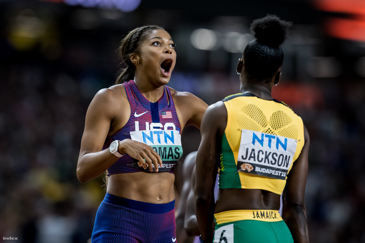 A női 200 m-en győztes jamaicai Shericka Jackson (háttal) és az ezüstérmes amerikai Gabrielle Thomas